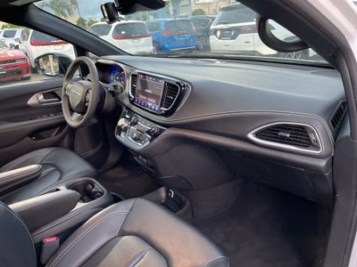 2024 Chrysler Pacifica Hybrid S Appearance Pkg